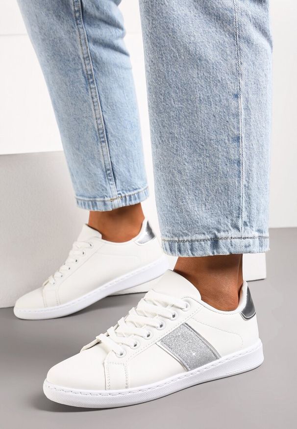 Renee - Biało-Srebrne Sneakersy Sznurowane Ozdobione Brokatem Vistasta. Nosek buta: okrągły. Zapięcie: sznurówki. Kolor: biały. Materiał: materiał. Wzór: aplikacja. Obcas: na obcasie. Wysokość obcasa: niski