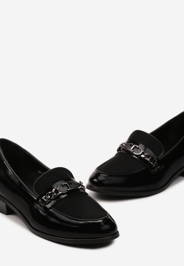 Born2be - Czarne Lakierowane Mokasyny Loafersy ze Skórzaną Wkładką Ozdobione Klamrą Rinfada. Zapięcie: klamry. Kolor: czarny. Materiał: lakier, skóra. Wzór: aplikacja. Obcas: na obcasie. Styl: klasyczny, elegancki. Wysokość obcasa: niski