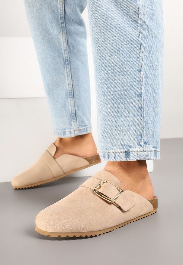 Renee - Beżowe Klapki z Ozdobną Klamrą w Stylu Chodaków Afindea. Okazja: na co dzień. Kolor: beżowy. Materiał: jeans. Obcas: na płaskiej podeszwie. Styl: elegancki, casual