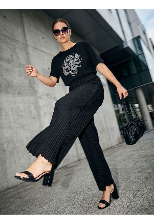 Sinsay - Bawełniana koszulka z haftem - czarny. Kolor: czarny. Materiał: bawełna. Wzór: haft