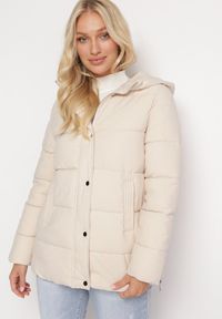 Born2be - Jasnobeżowa Kurtka Pikowana z Nieodpinanym Kapturem i Suwakami na Dole Nornals. Okazja: na co dzień. Kolor: beżowy. Materiał: jeans. Sezon: zima, jesień. Styl: klasyczny, casual #1