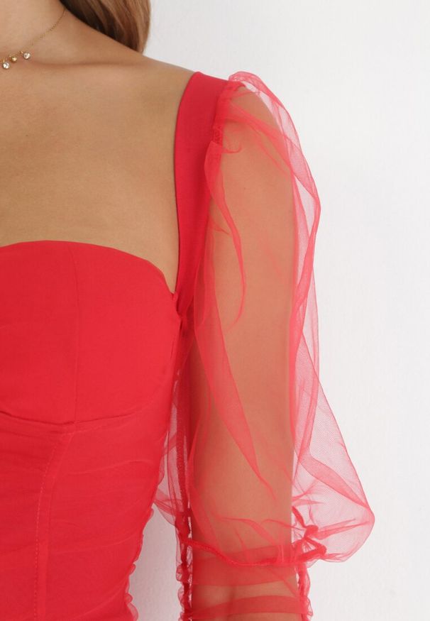 Born2be - Czerwona Sukienka Dopasowana z Marszczeniem i Bufiastymi Rękawami Farnia. Kolor: czerwony