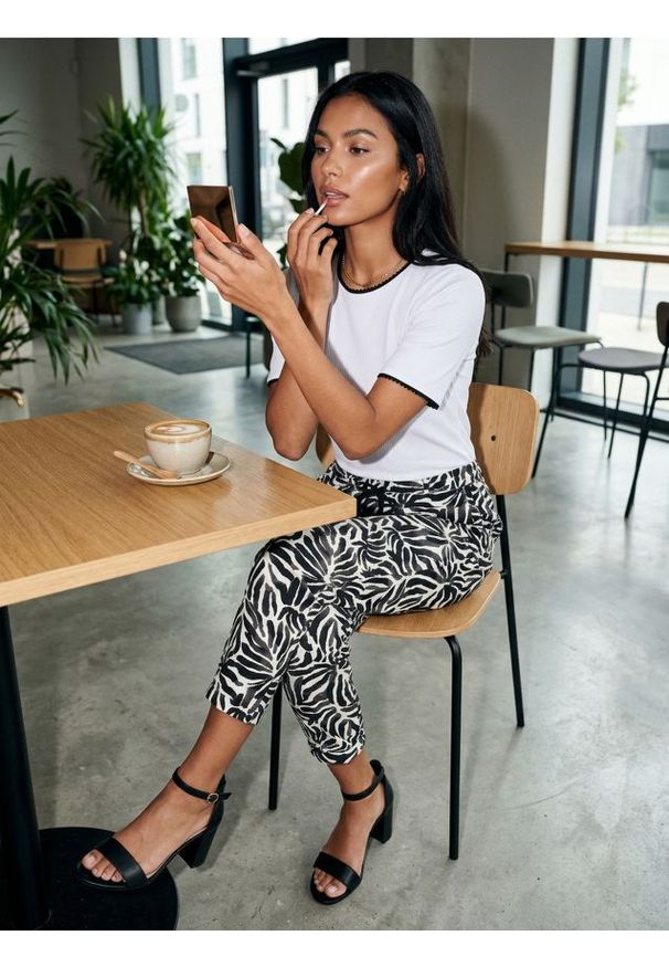 Sinsay - Spodnie carrot - wielobarwny. Materiał: len, materiał