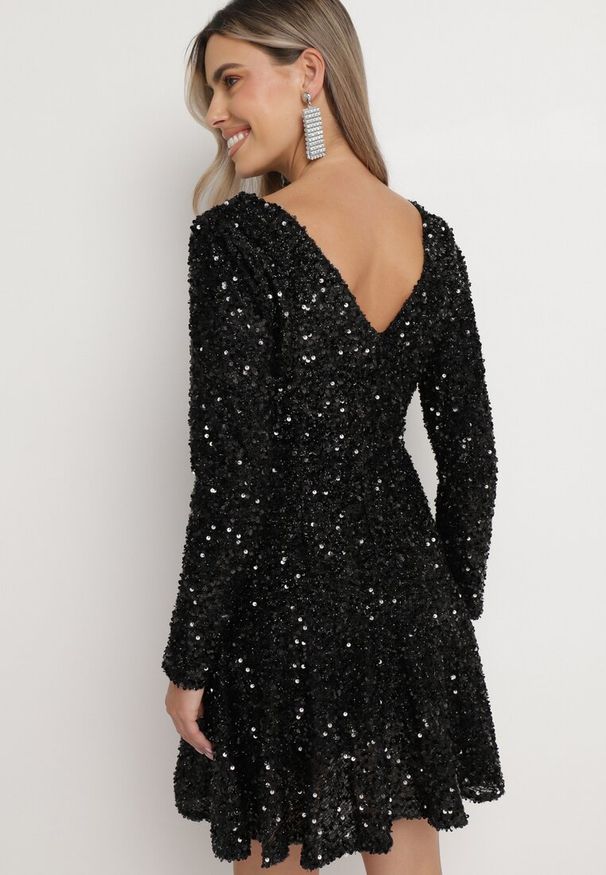 Born2be - Czarna Kopertowa Sukienka Mini w Cekiny Solaire. Kolor: czarny. Materiał: materiał. Typ sukienki: kopertowe. Długość: mini