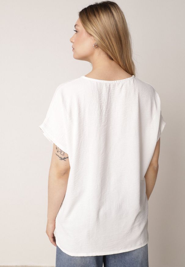 Born2be - Biała Bluzka z Bawełną o Nietoperzowym Kroju z Guzikami Mistwin. Okazja: do pracy, na co dzień. Kolor: biały. Materiał: bawełna. Styl: klasyczny, casual