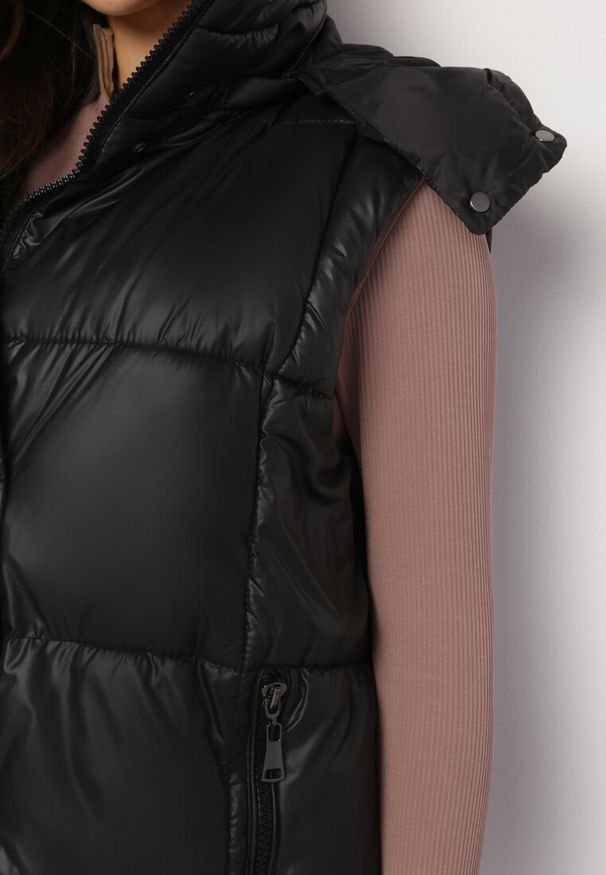 Born2be - Czarna Kamizelka o Długim Pikowanym Fasonie z Odpinanym Kapturem Glonte. Okazja: na co dzień. Kolor: czarny. Materiał: materiał, tkanina. Długość: długie. Styl: casual, klasyczny