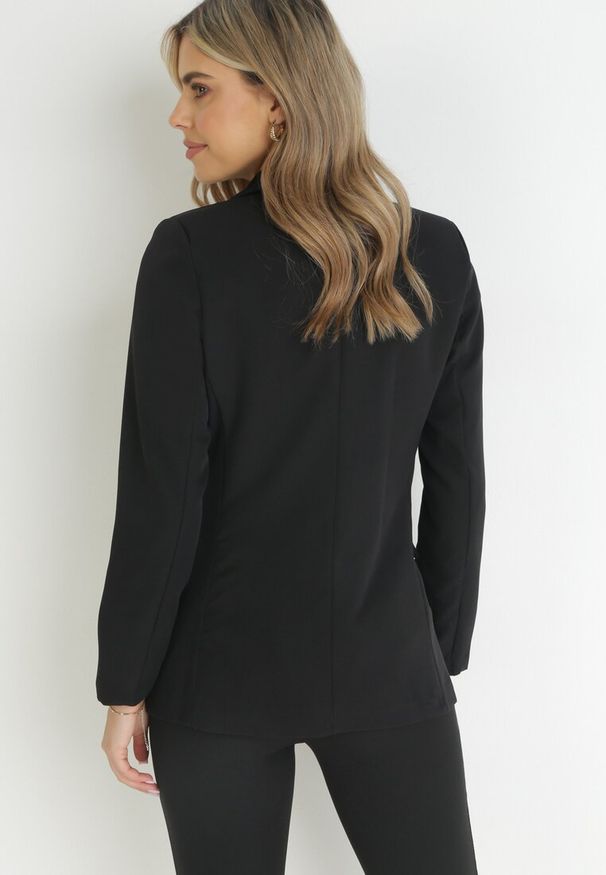 Born2be - Czarna Marynarka Dwurzędowa z Biżuteryjnymi Guzikami Teudosia. Okazja: na co dzień. Kolor: czarny. Materiał: jeans. Wzór: aplikacja. Styl: casual, klasyczny, elegancki