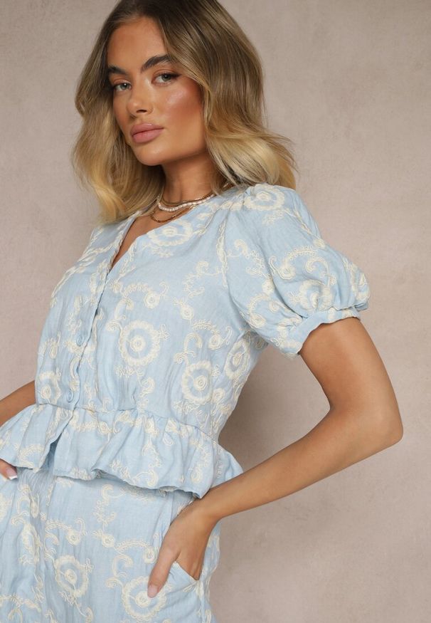 Renee - Jasnoniebieska Bluzka z Bawełny Ozdobiona Haftem Talseli. Okazja: na co dzień. Kolor: niebieski. Materiał: bawełna. Wzór: haft, aplikacja. Styl: casual