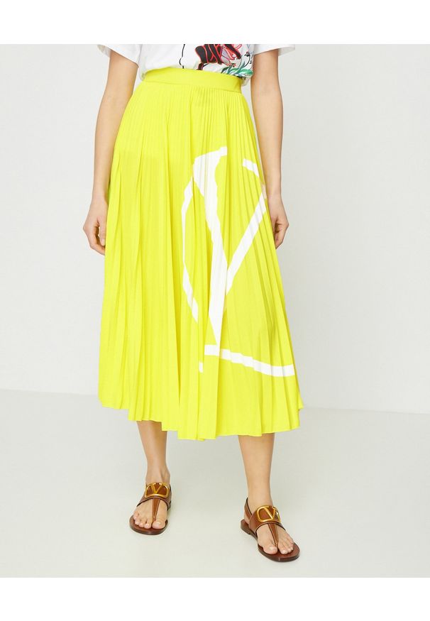 VALENTINO - Żółta plisowana spódnica VLogo. Stan: podwyższony. Kolor: żółty. Materiał: materiał. Wzór: aplikacja