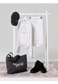 Sinsay - Bluza hoodie z haftowanym napisem - szary. Kolor: szary. Wzór: napisy, haft
