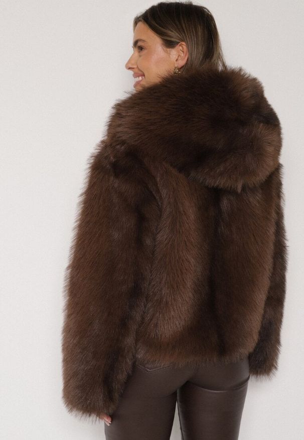Born2be - Brązowa Futrzana Kurtka z Nieodpinanym Kapturem Tusarea. Kolor: brązowy. Materiał: futro. Styl: elegancki