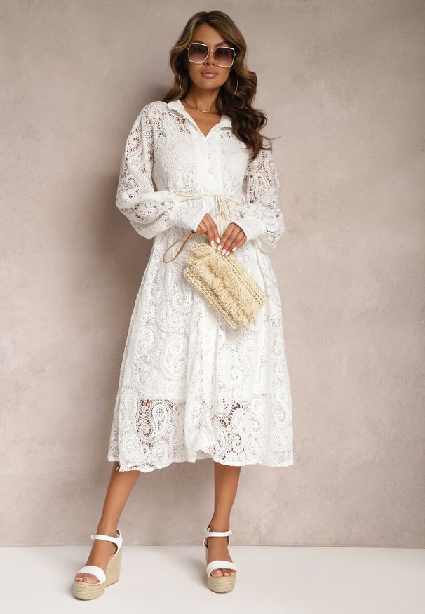 Renee - Biała Koronkowa Sukienka Midi z Ozdobnym Wiązaniem Camaela. Kolor: biały. Materiał: koronka. Długość rękawa: na ramiączkach. Długość: midi