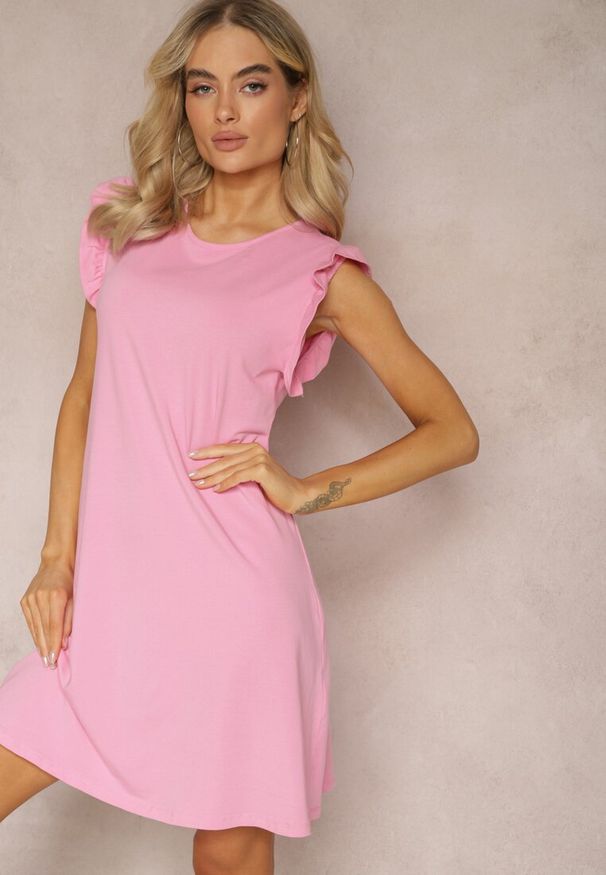 Renee - Jasnoróżowa Trapezowa Sukienka z Elastycznej Bawełny z Falbankami Przy Ramionach Aleradia. Typ kołnierza: kołnierz z falbankami. Kolor: różowy. Materiał: bawełna. Długość rękawa: krótki rękaw. Wzór: aplikacja. Sezon: lato. Typ sukienki: trapezowe. Długość: mini
