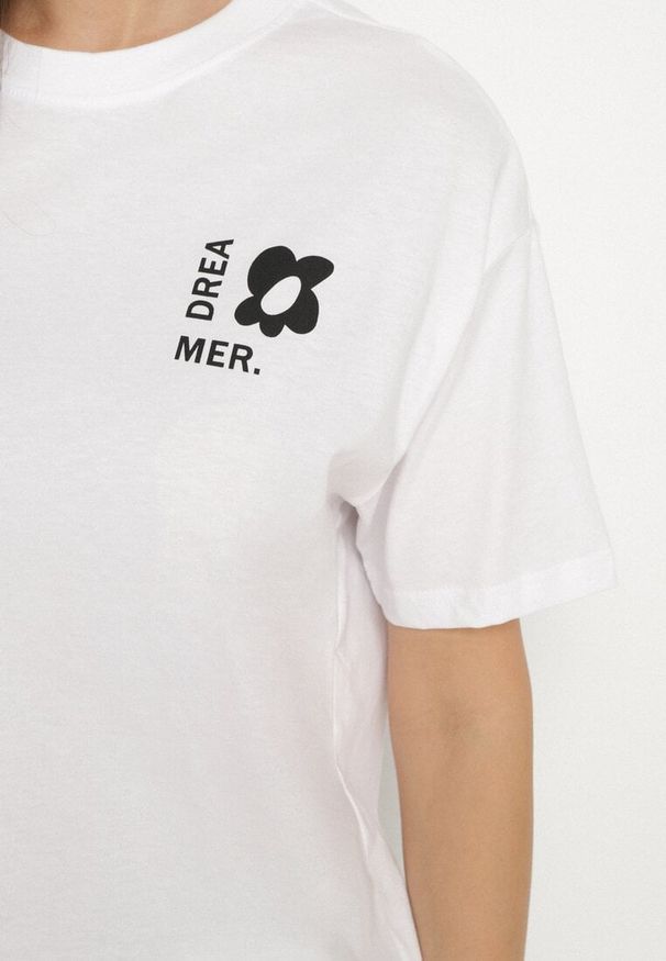 Born2be - Biało-Niebieski Bawełniany T-shirt z Napisami Hallena. Okazja: na co dzień, na spotkanie biznesowe. Kolor: biały. Materiał: bawełna. Wzór: napisy. Styl: biznesowy, klasyczny, casual, elegancki