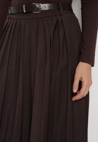 Born2be - Brązowa Wiskozowa Spódnica o Rozkloszowanym Kroju z Paskiem z Klamrą Lawedisa. Okazja: na co dzień, na spotkanie biznesowe, do pracy. Kolor: brązowy. Materiał: wiskoza. Styl: casual, biznesowy, elegancki, klasyczny #6