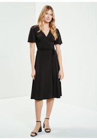 Ochnik - Czarna sukienka wiązana w pasie. Kolor: czarny. Materiał: poliester. Długość rękawa: krótki rękaw #1