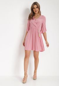 Born2be - Różowa Sukienka Myrope. Typ kołnierza: dekolt kopertowy. Kolor: różowy. Materiał: tkanina, wiskoza. Długość rękawa: krótki rękaw. Wzór: gładki, aplikacja. Typ sukienki: kopertowe. Styl: elegancki. Długość: mini #5