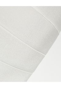 HERVE LEGER - Bandażowa sukienka Icon w kolorze złamanej bieli. Okazja: na wesele, na ślub cywilny, na imprezę. Kolor: biały. Materiał: tkanina. Styl: wizytowy
