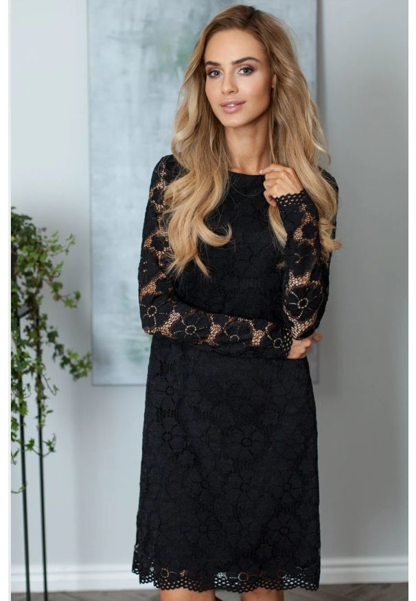 MOE - Sukienka wieczorowa koronkowa trapezowa midi czarna. Okazja: na randkę, na ślub cywilny, na wesele. Kolor: czarny. Materiał: koronka. Typ sukienki: trapezowe. Styl: wizytowy. Długość: midi