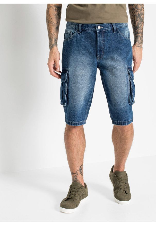 bonprix - Długie dżinsowe bermudy bojówki, relaxed fit. Kolor: niebieski. Długość: długie