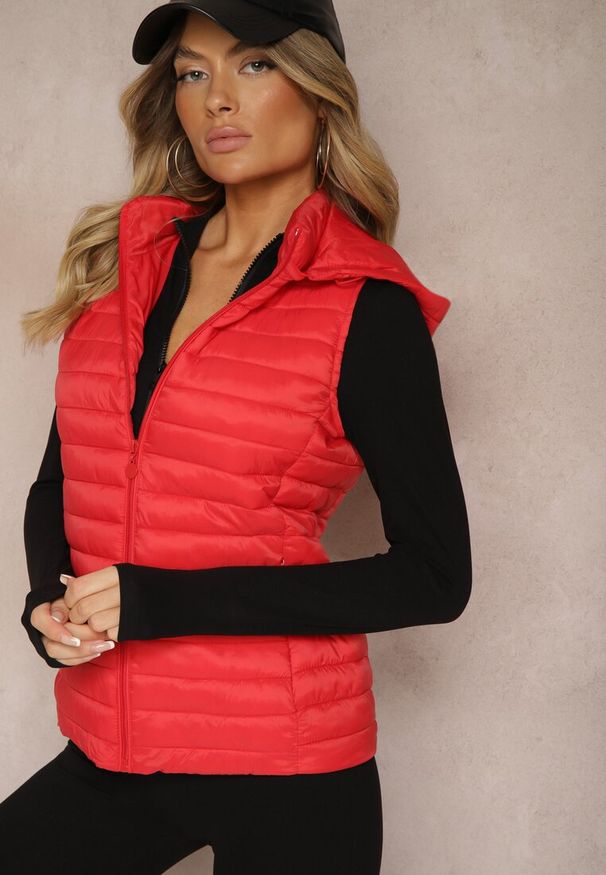 Renee - Czerwona Rozpinana Kamizelka Pikowana z Odpinanym Kapturem i Kieszeniami Arkathia. Okazja: na co dzień. Kolor: czerwony. Materiał: jeans. Długość rękawa: bez rękawów. Wzór: aplikacja. Styl: elegancki, casual