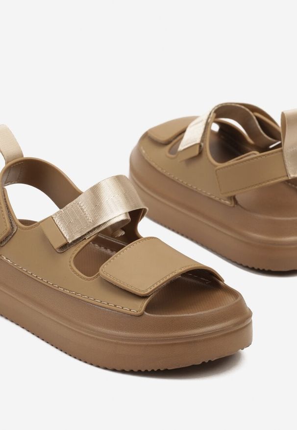 Born2be - Ciemnobeżowe Sandały na Piankowej Platformie z Zapięciem na Rzep Vonamia. Okazja: na co dzień. Zapięcie: rzepy. Kolor: beżowy. Sezon: lato. Obcas: na platformie. Styl: casual, elegancki, klasyczny