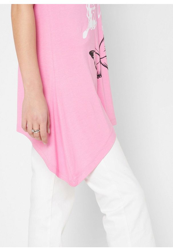 bonprix - Długi shirt z dłuższymi bokami i nadrukiem w motyle. Kolor: różowy. Długość: długie. Wzór: nadruk