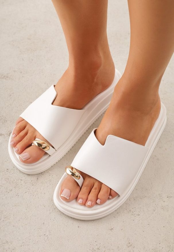 Renee - Białe Klapki Japonki Ozdobione Aplikacją na Palcu Noevianna. Okazja: na spacer, na co dzień. Kolor: biały. Materiał: jeans. Wzór: aplikacja. Sezon: wiosna, lato. Styl: casual