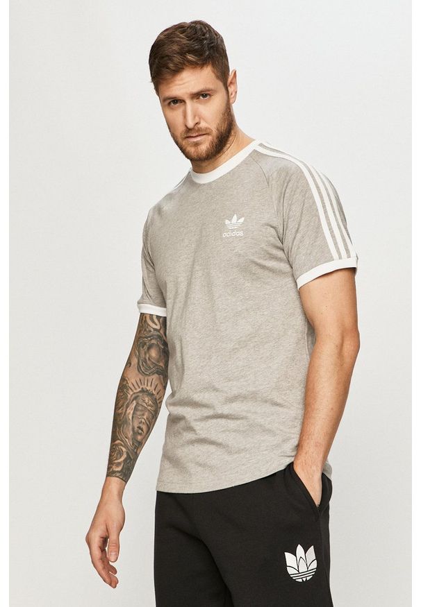 adidas Originals - T-shirt. Okazja: na co dzień. Kolor: szary. Długość rękawa: raglanowy rękaw. Wzór: aplikacja. Styl: casual