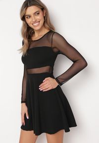 Born2be - Czarna Rozkloszowana Sukienka Mini ze Wstawkami z Siateczki Olessea. Okazja: na co dzień. Kolor: czarny. Materiał: skóra. Długość rękawa: długi rękaw. Typ sukienki: proste. Styl: casual. Długość: mini #7