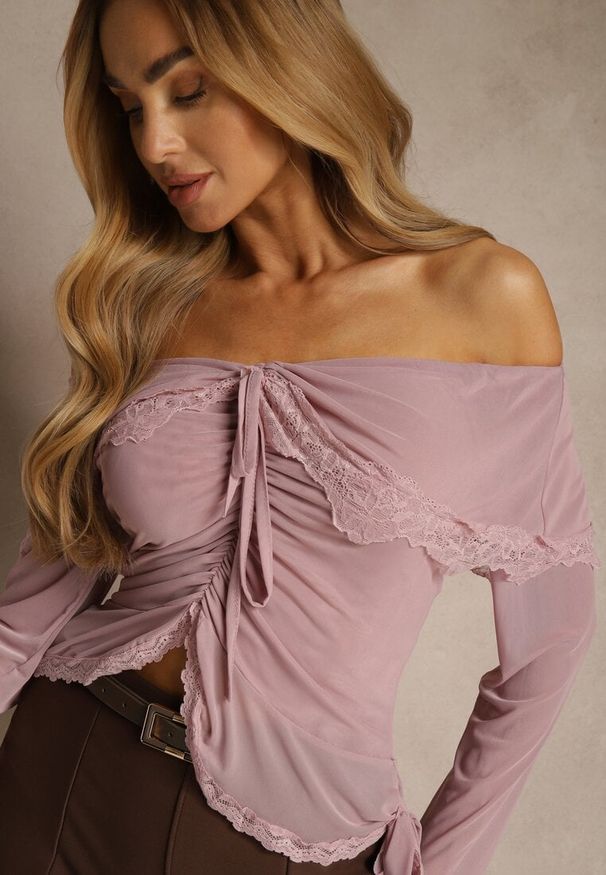 Renee - Różowa Bluzka Off Shoulder z Falbankami z Siateczki z Bawełny i Wiskozy Fenisella. Typ kołnierza: kołnierz z falbankami. Kolor: różowy. Materiał: wiskoza, bawełna. Styl: elegancki, glamour