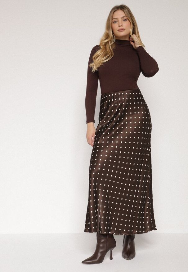 Born2be - Brązowa Wiskozowa Spódnica Satynowa w Kropki o Rozkloszowanym Kroju Fedrana. Okazja: na co dzień. Kolor: brązowy. Materiał: satyna, wiskoza. Wzór: kropki. Styl: klasyczny, casual, elegancki