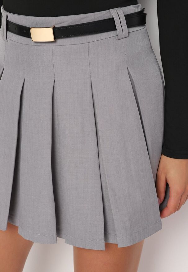 Born2be - Szare Plisowane Spódnico-Spodenki z Wysokim Stanem Ozdobione Paskiem Evilinas. Okazja: na co dzień. Stan: podwyższony. Kolor: szary. Materiał: bawełna. Wzór: aplikacja. Styl: casual, elegancki