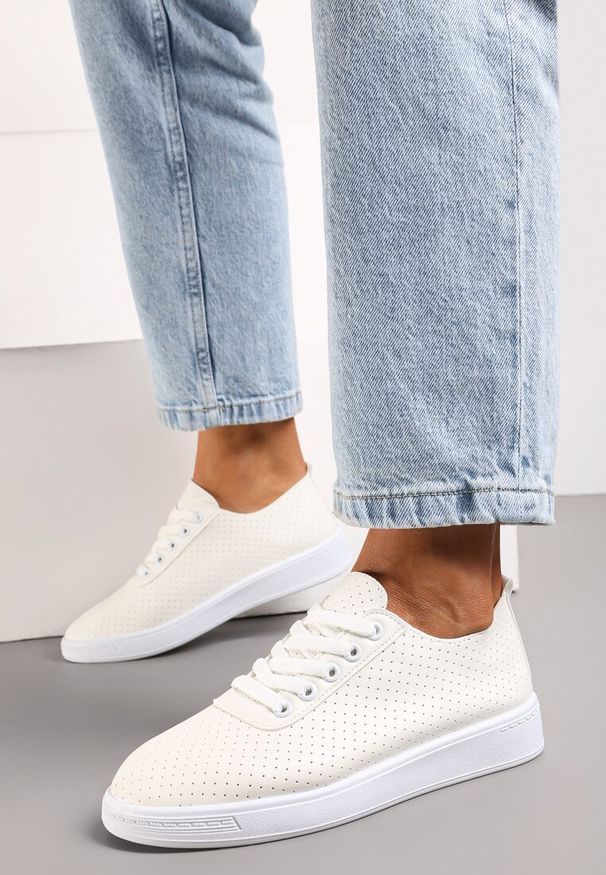 Renee - Beżowo-Białe Sznurowane Tenisówki z Ozdobną Taśmą na Tyle i Perforacją Kavinna. Okazja: na co dzień, na spacer. Kolor: beżowy. Styl: casual