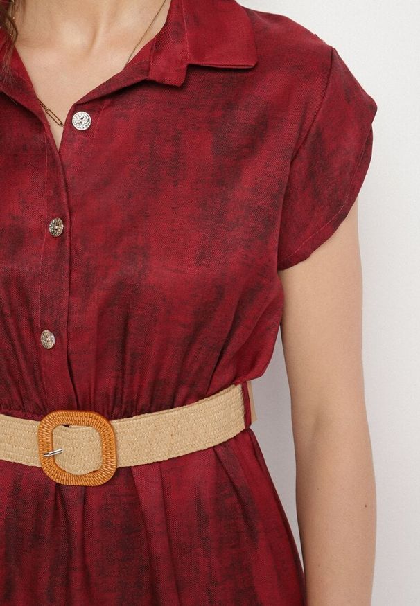 Born2be - Bordowa Sukienka Ozdobiona Plecionym Paskiem i Guzikami Filianea. Okazja: na co dzień. Kolor: czerwony. Materiał: jeans. Wzór: aplikacja. Styl: casual, elegancki