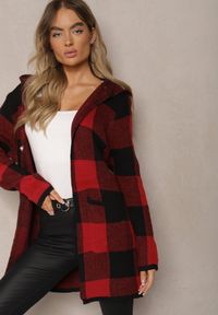 Renee - Czerwony Długi Kardigan w Kratę z Ozdobną Broszką i Kapturem Terilinda. Okazja: na co dzień. Kolor: czerwony. Materiał: jeans, bawełna. Długość: długie. Styl: klasyczny, casual, elegancki #3