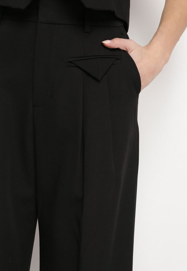 Born2be - Czarne Eleganckie Spodnie w Garniturowym Stylu z Zakładkami Illthai. Kolor: czarny. Styl: elegancki