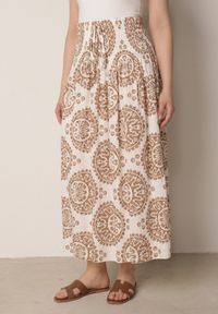 Born2be - Beżowa Rozkloszowana Spódnica z Wiskozy z Wysokim Stanem i Etnicznym Wzorem Ari. Okazja: do pracy, na co dzień, na spacer. Stan: podwyższony. Kolor: beżowy. Materiał: wiskoza. Wzór: aplikacja. Sezon: lato. Styl: casual #1