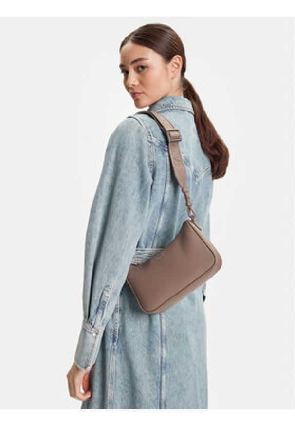 Emporio Armani Torebka EW000539 AF12036 M1057 Beżowy. Kolor: beżowy. Materiał: skórzane