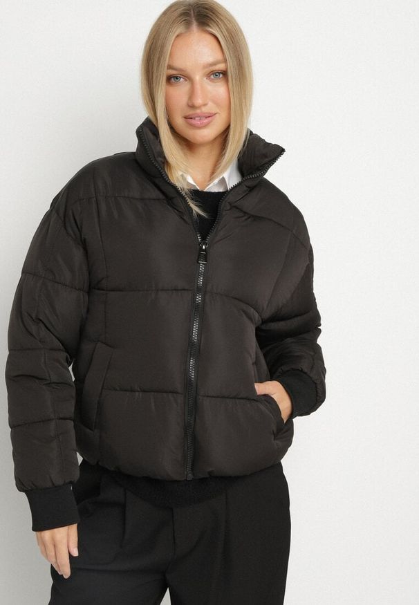 Born2be - Czarna Pikowana Kurtka Puffer o Prostym Kroju ze Ściągaczami przy Rękawach Suzzana. Okazja: na spacer, na co dzień. Kolor: czarny. Materiał: jeans, poliester. Styl: casual, elegancki