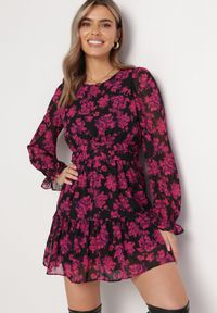 Born2be - Różowa Rozkloszowana Mini Sukienka w Kwiaty Ozdobiona Falbankami Jumiza. Typ kołnierza: kołnierz z falbankami. Kolor: różowy. Wzór: aplikacja, kwiaty. Długość: mini #7