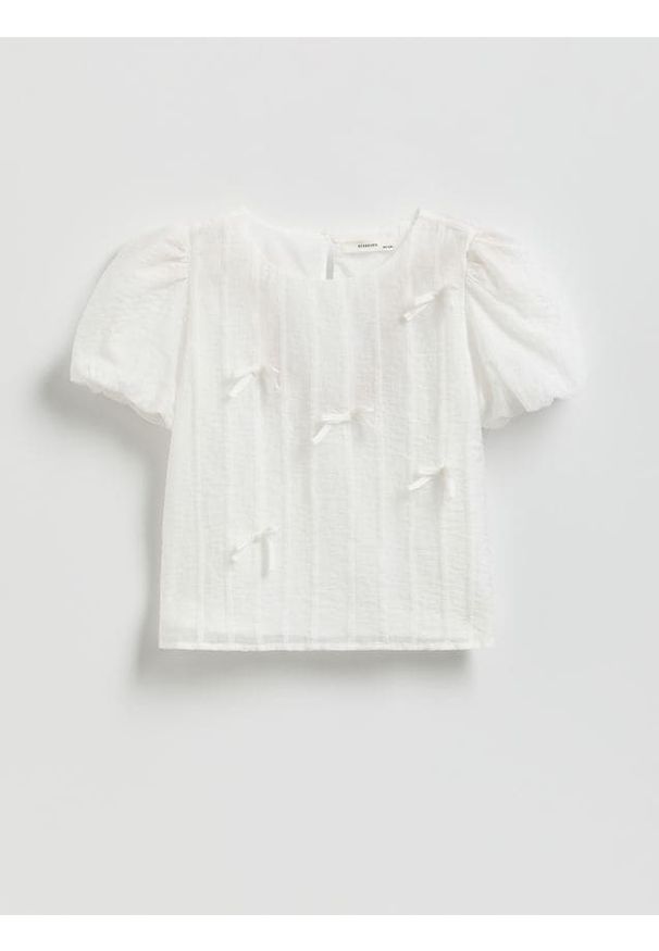Reserved - Bluzka z kokardkami - złamana biel. Typ kołnierza: kokarda. Długość: krótkie