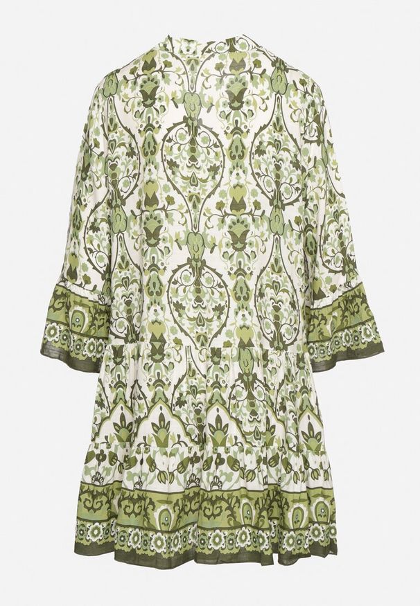 Born2be - Zielona Rozkloszowana Sukienka z Wiskozą w Ornamentalny Wzór Ravapia. Okazja: na spacer, na co dzień. Typ kołnierza: dekolt w kształcie V. Kolor: zielony. Materiał: wiskoza. Sezon: lato. Styl: casual
