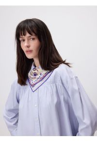 Reserved - Koszula z marszczeniem - jasnoniebieski. Kolor: niebieski. Materiał: tkanina, bawełna #1