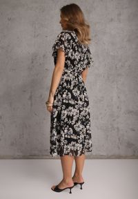 Renee - Czarna Kopertowa Sukienka z Wiązanym Paskiem w Kwiatowy Print z Brokatem Runewea. Okazja: na randkę. Kolor: czarny. Wzór: nadruk, kwiaty. Typ sukienki: kopertowe. Styl: boho #8