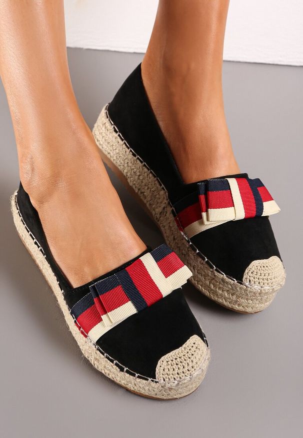 Renee - Czarne Espadryle na Plecionej Platformie z Ozdobną Kokardą Vikila. Kolor: czarny. Sezon: lato. Obcas: na platformie
