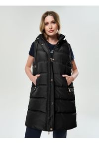 Sinsay - Kamizelka puffer z kapturem - czarny. Typ kołnierza: kaptur. Kolor: czarny