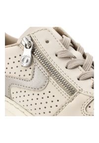 Sneakersy damskie Rieker, cholewka perforowana sznurowanie zamek z boku wzmocniony nosek niski profil kontrastowe wstawki miękka wyściółka stabilna k. Okazja: na spacer, na co dzień. Zapięcie: sznurówki. Kolor: beżowy. Materiał: jeans. Szerokość cholewki: normalna. Styl: elegancki, casual, sportowy #7