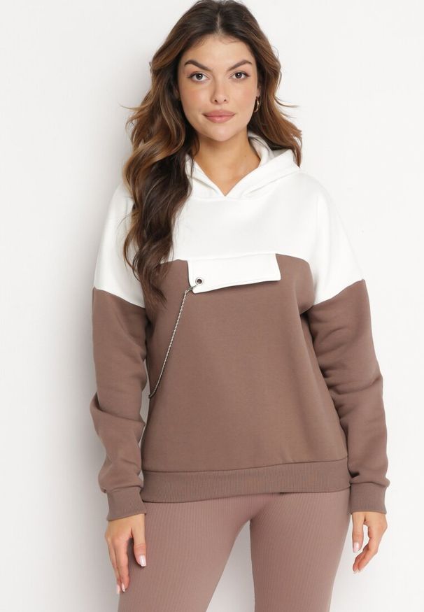 Born2be - Brązowa Bluza z Kapturem i Ozdobnym Łańcuszkiem Umabelle. Typ kołnierza: kaptur. Kolor: brązowy. Materiał: polar, tkanina, bawełna