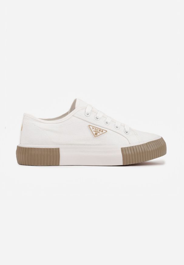 Born2be - Biało-Beżowe Trampki VICES na Grubej Podeszwie z Tłoczeniami z Trójkątną Aplikacją Bolirea. Nosek buta: okrągły. Zapięcie: sznurówki. Kolor: biały. Materiał: materiał. Wzór: aplikacja. Obcas: na obcasie. Wysokość obcasa: niski